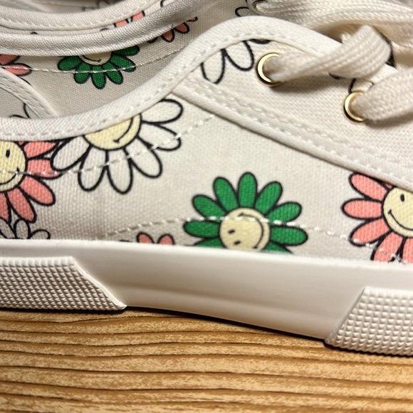 Women’s Size 8 Aerie Smiley® Lace Up Sneakers - Picture 3 of 7